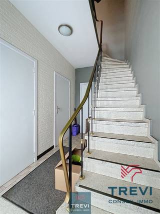 Lembeek, in een mooie, rustige woonstraat dicht bij de hoofdwegen, mooie stadswoning met 2 slaapkamers en een prachtige tuin. De begane grond...