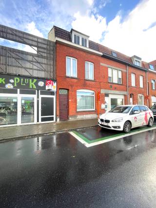 Deze woning is gelegen op wandelafstand van het centrum.Indeling Op het gelijkvloers bevinden zich de leefruimte, keuken, kleine veranda, badkamer en...