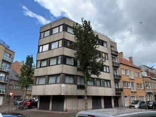 📍 Leffingestraat, Oostende<br />🛏️ 2 Bedrooms | 🚗 Garage | 🏞️ View on the City Park | 🏢 3rd Floor<br /><br />Located in a quiet and residential area, this bright apartment on the third floor offers everything you need for comfortable living in the heart of Oostende. From the living room, you can enjoy a beautiful view of the green city park – the ideal place to relax after a busy day.<br /><br />Layout:<br /><br />Spacious and sunny living room with large windows and park view<br /><br />Fitted kitchen<br /><br />Two full bedrooms<br /><br />Bathroom with shower/bath<br /><br />Separate toilet<br /><br />Practical storage room<br /><br />Individual utilities<br /><br />Additional benefits:<br /><br />Private garage box included in the building<br /><br />Accessible by elevator<br /><br />Well-maintained residence<br /><br />Near shops, public transport, and within walking distance of the city center and the coast<br /><br />This is the perfect place for those who love peace, comfort, and a central location. Ideal as a permanent residence, second home, or investment.<br /><br />📞 Interested? Contact us today for a visit!