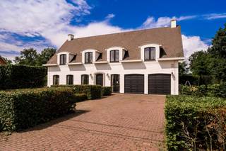 Op de stadsrand van Geel, op een perceel van 1.189 m², vind je deze instapklare woning met een bewoonbare oppervlakte van ca. 330 m².Bij binnenkomst...