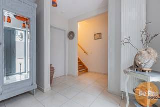 HERZELE - Deze uitzonderlijk ruime bel-etagewoning is gelegen in de Hoogstraat te Herzele, op amper tien meter van het volle centrum. Dankzij...