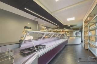 Handelspand in Gezellige Wijk te MerksemOp een gunstige locatie in een gezellige wijk van Merksem is dit handelspand van 223 m² te koop. Het pand is...