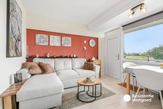 In de rustige Torenhofstraat te Vosseslag bevindt zich dit verzorgde éénslaapkamer appartement met terras. Dankzij de gunstige ligging nabij het strand, de duinen en het openbaar vervoer is dit de ideale uitvalsbasis om volop van de Belgische kust te genieten.<br /><br />Het appartement beschikt over een lichtrijke leefruimte met open keuken. De grote raampartijen en de rechtstreekse toegang tot het terras zorgen voor een aangenaam ruimtegevoel en veel natuurlijk licht. De keuken is uitgerust met de nodige toestellen en biedt alle comfort voor een ontspannen verblijf aan zee. Verder omvat het appartement een volwaardige slaapkamer met praktische bergruimte en een vernieuwde badkamer voorzien van een inloopdouche, hangtoilet en lavabo met meubel.<br /><br />Het terras vormt een mooie meerwaarde en biedt een aangename plaats om buiten te zitten en van de rust te genieten. Daarnaast is er een privatieve berging inbegrepen, ideaal voor het opbergen van fietsen, strandmateriaal of persoonlijke spullen.<br /><br />Met een bewoonbare oppervlakte van 33 m², PVC-ramen, een asbestveilig attest en een EPC-label C (294 kWh/m² jaar) betreft dit een instapklaar appartement dat verkocht wordt inclusief meubilair en huisraad. Gemeenschappelijke parkeerplaatsen zijn aanwezig aan de residentie.<br /><br />Een interessante opportuniteit voor wie op zoek is naar een betaalbaar tweede verblijf aan de kust. (Domiciliëring niet mogelijk)<br /><br />EPC: 294 kWh/m² jaar, label C