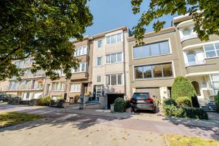 Ben je opzoek naar een gigantische parel op een top locatie met al de nodige voorzieningen? Dit is echt een no brainer! Ligging: Wonen bij...