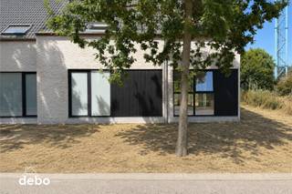 Ontdek deze moderne halfopen nieuwbouwwoning, gelegen op een perceel met een totale oppervlakte van 401 m². De woning combineert hedendaags wooncomfort met een zeer energiezuinig karakter en een aangename, lichtrijke indeling.<br /><br />Op het gelijkvloers geniet u van een ruime en lichtrijke leefruimte met aansluitend een mooie leefkeuken. Daarnaast is er een praktische berging.<br />De eerste verdieping omvat 3 slaapkamers, een apart toilet en een comfortabele badkamer uitgerust met zowel bad als douche. Via een zolderluik bereikt u bovendien de zolder, ideaal als extra bergruimte.<br /><br />Ook technisch is deze nieuwbouwwoning helemaal mee met haar tijd. Zo beschikt ze over vloerverwarming, zonnepanelen en een regenwaterput van maar liefst 10.000 liter. Dit alles draagt bij aan een energiezuinige woning.<br /><br />Buiten is het heerlijk vertoeven in de aangename tuin, die voldoende ruimte biedt om in alle rust van het buitenleven te genieten.<br /><br />Een ideale woning voor wie op zoek is naar nieuwbouw, energiezuinigheid, ruimte en hedendaags wooncomfort.<br />Prijs exclusief btw op de constructiewaarde en registratierechten op de grondwaarde.