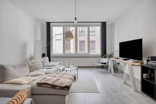 Dit te renoveren appartement in Antwerpen is een uitstekende opportuniteit om vastgoed te kopen. Het appartement is gelegen in de Sint-Antoniusstraat, een zijstraat van de bekende Nationalestraat. Deze straat verbindt het hippe Zuid met de Groenplaats, met andere woorden een werkelijke toplocatie. Een bruisende buurt met tal van restaurants, cafés en winkels in de buurt.De bereikbaarheid van en naar Antwerpen wordt eveneens gegarandeerd door de nabijheid van de vernieuwde Scheldekaaien en het openbaar vervoer. indeling: - inkomhal - keuken- lichtrijke woonkamer - 1 slaapkamer - badkamer met douche, lavabo en toiletTroeven van dit appartement:- instapklaar - kleinschalig gebouw - absolute toplocatie in Antwerpen- op wandelafstand van openbaar vervoer (tram, bus)- nabij winkels, restaurants en culturele bezienswaardigheden in AntwerpenZoek je immo in Antwerpen? Dit appartement te koop in Antwerpen biedt een ideale combinatie van comfort en een toplocatie.Bent u geïnteresseerd in een appartement of woning te koop in Antwerpen? Aarzel dan niet om ons te contacteren. Had u graag uw eigen eigendom te koop aangeboden contacteer ons dan voor een vrijblijvende schatting, telefonisch op het nummer 03/206.76.76 of per mail naar antwerpen@dewaele.com.Ook voor alle andere vragen omtrent vastgoed, kopen of verkopen kan u steeds bij ons terecht!Bestuursmaatregelen in het maatregelenregister: nee