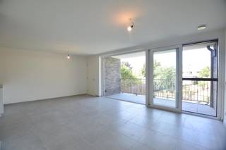 <p><strong> INDELING</strong></p>
<p>Residentie Lumina – bestaande uit 18 appartementen en 1 handelspand op de splitsing Rozenberg-Lichtstoetstraat in het centrum van Mol.<br /><br /></p>
<p>Dit knap appartement beschikt over een bruikbare oppervlakte van 93,1 m² en bevindt zich op de eerste verdieping (aan de kant van Rozenberg). Het beschikt over een inkomhal die uitgeeft op de open woonkamer annex halfopen en volledig ingerichte keuken en 2 bergingen waarvan één met technische gedeelte (boiler, wasmachine, ...).<br />De woonkamer biedt een groot schuifraam die toegang geeft tot het terras van 9 m² (Zuidwest gelegen).</p>
<p>De nachthal met glazen deur en toilet geeft uit op de badkamer met instapdouche en een dubbele wastafel en 2 slaapkamers (9 en 12m²). Beide slaapkamers beschikken over een aparte thermostaat en vliegenramen.</p>
<p>Ondergronds beschikt men over een privatieve open staanplaats en berging en kan men gebruik maken van de boven -en ondergrondse fietsenstalling en gemeenschappelijk afvallokaal.</p>
<p>Naast zijn opvallende design wordt het complex gekenmerkt door een economische, duurzame, milieubewuste en comfortabele ontwikkeling. Zo is het appartement energiezuinig, er werd gebruik gemaakt van kwalitatieve- en duurzame materialen, alsook werd er veel aandacht gespendeerd aan het verbruik binnenshuis, het minimaliseren van de CO² uitstoot en de aanleg van groene elementen (groen daken, tuinen en bomen).</p>
<p>Bovendien geniet men van de privatieve en collectieve systemen die het comfort vergroten: warmtepompen (lucht-watersysteem), vloerverwarming, ventilatiesysteem type D met een warmterecuperatie en een by-pass voor koeling, alsook een gemeenschappelijke PV-installatie (zonnepanelen) waarvan de opbrengst wordt verdeeld onder de appartementen onderling.</p>
<p><strong> BIJZONDERHEDEN</strong></p>
<ul>
<li>Recent gebouw – nog in perfecte staat</li>
<li>Beschikbaar vanaf 01 september 2026</li>
<li>Comfort: warmtepomp, vloerverwarming, ventilatiesysteem Type D met warmterecuperatie en By-pass om te koelen en zonnepanelen.</li>
<li>Kwalitatieve en duurzame materialen</li>
<li>Vliegenramen aanwezig – raamdecoratie- en verlichting zijn zelf te voorzien</li>
<li>Aparte thermostaat in slaapkamers</li>
<li>Lift aanwezig</li>
<li>Ventilatie D</li>
<li>Gemeenschappelijke kost: maandelijkse provisie van 80,00 EUR (verwarming en sanitair warm water zitten hierin verweven)</li>
</ul>
<p>Abonnementskosten van nutsvoorzieningen (water en elektriciteit) zijn voor huurder(s)</p>
<p><strong>POSITIEVE ASPECTEN</strong></p>
<p>Residentie Lumina is gelegen in het centrum van Mol, nabij winkels (Delhaize aan de overkant), scholen, openbaar vervoer en station op wandelafstand.</p>