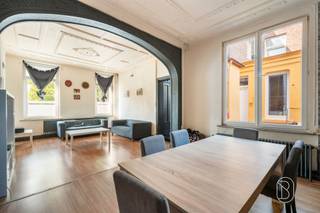 Huis met twee gevels, ideaal gelegen in het centrum van Lessines, vlakbij winkels, scholen, openbaar vervoer en alle voorzieningen.Deze woning is al gedeeltelijk gerenoveerd en biedt ruime kamers en interessante inrichtingsmogelijkheden. Het is perfect geschikt als eerste aankoop, voor een gezin of voor een investeerder die de renovatiewerkzaamheden naar eigen wens wil afronden.Een kans die u niet mag missen als u houdt van ruime woningen en panden die u naar eigen smaak kunt inrichten, en dat alles op een centrale en praktische locatie.Beslist een bezichtiging waard!