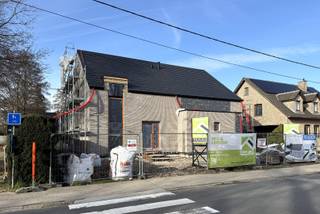 Vlakbij het stadscentrum is deze nieuwbouwwoning te koop, gelegen in een mooie woonbuurt op wandelafstand van het stadspark en het winkelcentrum T-Forum.<br /><br />De woning wordt Casco Plus opgeleverd. Dat wil zeggen: alle grote werken zijn al gebeurd, en jij werkt nog af naar eigen smaak. <br />De bewoonbare oppervlakte bedraagt 168m² + 30m² zolder.<br /><br />Reeds uitgevoerd en inbegrepen: <br />- volledige ruwbouw; <br />- pleisterwerken en chapewerken; <br />- vloer- en muurisolatie; <br />- aluminium ramen met thermoprofielen en energiezuinige beglazing; <br />- vloerverwarming met warmtepomp lucht/water (Vaillant); <br />- elektrische installatie afgewerkt; <br />- zonnepanelen voorzien; <br />- ventilatiesysteem aanwezig.<br /><br />Nog af te werken door de koper: <br />- vloerafwerking (tegels, parket, …); <br />- keuken; <br />- badkamer; <br />- binnendeuren en bezetting trap.<br /><br />Creëer op korte tijd een instapklare woning volledig volgens jouw stijl.<br /><br />Indeling gelijkvloers:<br />x je komt binnen in de inkomhal met toegang tot het gastentoilet; <br />x vooraan een extra ruimte voor bv. bureau, hobbykamer of speelruimte; <br />x ruime leefruimte die mooi aansluit op de open keuken; <br />x achteraan een groot schuifraam en buitendeur naar terras en tuin.<br />x naast de keuken is er een praktische wasplaats/berging.<br /><br />Verdieping: <br />x 3 ruime slaapkamers, <br />x technische ruimte met berging, <br />x badkamer voorzien voor bad, douche en toilet.<br /><br />Zolder: 30m² extra zolderruimte, ideaal voor stockage/berging. <br /><br />INTERESSE? Bel ons voor een bezichtiging op het nummer 012 23 00 23 of mail uw vragen aan roland@immo-leroi.be.