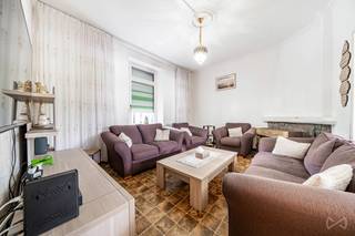 <p>We Invest Sud-Luxembourg stelt u met plezier deze aangename rijwoning voor, die ruime volumes en een uitstekend inrichtingspotentieel biedt. Deze woning, gelegen aan de Route de Bastogne 418, zal gezinnen aanspreken die op zoek zijn naar een ruime, functionele en aanpasbare woning.</p>
<p>Bij binnenkomst valt de woning meteen op door haar hoge plafonds en royale ruimtes, die een aangenaam gevoel van ruimte creëren. Ze bestaat uit een woon- en eetkamer, een volledig uitgeruste keuken, drie slaapkamers, een bureau, een douchekamer en twee toiletten.</p>
<p>Een belangrijke troef van de woning is de inrichtbare zolder van meer dan 60 m². Deze ruimte biedt bijzonder interessante mogelijkheden en kan, afhankelijk van uw behoeften, worden ingericht als ouderlijke suite, extra slaapkamers, ontspanningsruimte, kantoor of speelkamer. Deze bijkomende oppervlakte maakt het mogelijk om de woning eenvoudig te laten meegroeien met uw toekomstige wensen.</p>
<p>Aan de achterzijde geniet u van een aangenaam perceel van meer dan 200 m². Deze buitenruimte biedt tal van mogelijkheden voor de aanleg van een terras, een tuin of een gezellige ontspanningsplek.</p>
<p>De woning beschikt eveneens over een garage met smeerput, een bijzonder gewaardeerde voorziening voor liefhebbers van automechanica. Daarnaast is er een bijgebouw dat momenteel als werkplaats wordt gebruikt, aangevuld met een extra opslagruimte op de verdieping met betonnen vloer. Dit geheel vormt een echte meerwaarde voor doe-het-zelvers, zelfstandigen of personen die over materiaal beschikken en extra opslagruimte zoeken.</p>
<p>Technische kenmerken: PEB-label C, conforme elektrische installatie, ramen met dubbele beglazing, centrale verwarming op stookolie, aangevuld met een houtkachel, hoge plafonds en talrijke opbergruimtes.</p>
<p>Deze woning biedt royale volumes, een aanzienlijk inrichtingspotentieel en talrijke praktische bijgebouwen, gecombineerd met een aangename tuin aan de achterzijde. Een veelzijdig pand dat zeker uw aandacht verdient, zowel voor gezinsbewoning als voor wie het toekomstige potentieel van de woning optimaal wil benutten.</p>
<p>Voor meer informatie of om een bezichtiging te plannen:</p>
<p>📞 +32 (0)63 33 00 69 – 📧 sud.luxembourg@weinvest.be</p>