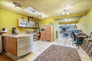 Deze woning is goed gelegen, op wandelafstand van de Markt en omliggende winkels, scholen en openbaar vervoer.Tussen 2001-2010 werd deze woning...