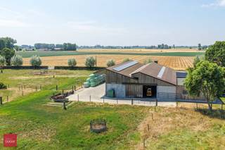Ruime en lichtrijke gezinswoning bestaande uit inkomhal open ingerichte keuken met eetruimte en zitliving, gezellige bar, badkamer op het gelijkvloers, bureel, wasplaats, op de verdieping zijn er vier ruime slaapkamers. Verder op het domein zijn er 2 vakantiewoningen met afzonderlijke toegang, een grote zwemvijver, dubbele carport, ruime overdekte stal, bijhorende hoevewinkel (eigen kweek), en voldoende parkeergelegenheid op het perceel. De gezinswoning kan eventueel uitgebreid worden met 1 van de 2 vakantiewoningen die aanpalend is. De oppervlakte bedraagt 1ha, met de mogelijkheid om uit te breiden tot in totaal 3ha 46a 55ca.<br /><br />Inrichting vakantiewoning 1<br />Luxueus geïnstalleerd met volledige ingerichte moderne keuken met vaatwas, oven en microgolf, wasmachine en strijkmogelijkheden. Ruime slaapkamer (tweepersoonsbed).<br />Woonkamer met gascassette (haardvuur) , flat screen TV, stereo en internetaansluiting. De grote L-vormige woonkamer heeft een vouwbed en een bedkast (splitsbaar door een geïsoleerde verschuifbare wand).<br />Badkamer met ruime wastafel WC en inloopdouche. extra WC in de gang.<br />Privé terras en ruime omheinde tuin met uniek zicht op de zwemvijver en het kerkje van Oeren,<br />Inrichting vakantiewoning 2<br />Luxueus geïnstalleerd met volledige ingerichte moderne keuken met vaatwas, oven en microgolf, wasmachine en strijkmogelijkheden. Ruime slaapkamer (tweepersoonsbed).<br />Woonkamer, flat screen TV, stereo en internetaansluiting. Living met zetel-bed voor 2 personen.<br />Badkamer met ruime wastafel WC, inloopdouche en bad.