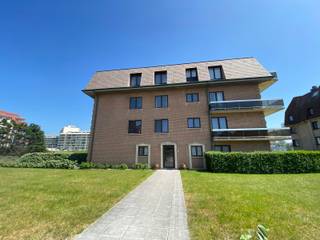 <div>
<p>Situé dans un quartier calme et central de Koksijde, ce charmant appartement de plain-pied dispose d'un salon lumineux, d'une cuisine fonctionnelle et d'une salle de bains confortable avec WC. Son agencement est idéal pour ceux qui recherchent un logement compact mais de qualité.</p>
<p>La chambre offre suffisamment d’espace et s’intègre harmonieusement à l’espace de vie. À l’extérieur, vous profiterez d’une terrasse spacieuse, parfaite pour prendre un café le matin, un apéritif au soleil ou pour apporter une touche de verdure avec des plantes.</p>
<p>Atout supplémentaire : il est possible d’acheter un garage, ce qui est idéal en bord de mer où les places de parking valent leur pesant d’or.</p>
<p>Avec la mer, les commerces, les restaurants et les transports en commun accessibles à pied, cet appartement constitue un point de chute idéal pour une résidence principale, une résidence secondaire ou un investissement.</p>
<p>Pour plus d’informations ou pour une visite, contactez Bruno au 0496 234126 ou par e-mail à bruno.vanthuyne@acasa.immo</p>
<p></p>
</div>