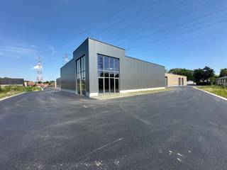Nieuwbouw KMO-unit van 384 m² en 6 privatieve parkeerplaatsen te huur in Wevelgem.De geïsoleerde casco magazijnruimte is opgebouwd uit een...