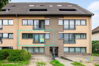 <p><span>Découvrez cet agréable appartement deux chambres, situé au premier étage d’un petit immeuble bien entretenu avec ascenseur, à proximité du centre de Vilvorde. Dès votre entrée, vous accédez directement à un spacieux espace de vie de 36 m², réunissant la salle à manger, le salon et la cuisine dans une seule pièce ouverte et conviviale. La cuisine est partiellement équipée ; le lave-vaisselle et le réfrigérateur ne sont pas présents. En poursuivant vers le hall de nuit, vous trouverez la salle de bains équipée d’une douche, d’un double lavabo, d’un WC ainsi que des raccordements prévus pour une machine à laver et un sèche-linge. Le hall de nuit dispose également d’un espace de rangement pratique et donne accès aux deux chambres de respectivement 14,5 m² et 10 m². La plus petite chambre donne accès à la terrasse, où se trouve également un espace de rangement supplémentaire. Les charges/provisions mensuelles s’élèvent à 70 € (20 € pour les parties communes et 50 € de provision pour la consommation d’eau). Situé dans un petit immeuble agréable et bien entretenu, à proximité du centre de Vilvorde, cet appartement est idéal pour ceux qui souhaitent profiter des avantages de la ville tout en vivant dans un quartier calme. Pour plus d’informations ou pour organiser une visite, n’hésitez pas à nous contacter.</span></p><p><span> </span></p>