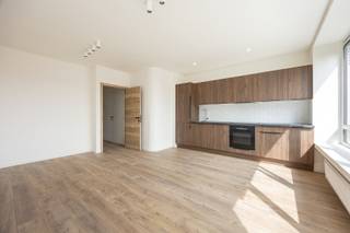 Recent gerenoveerd appartement met 2 slaapkamers nabij Park Spoor Noord!<br /><br />Dit volledig gerenoveerde appartement bevindt zich in een kleinschalig gebouw met slechts twee wooneenheden en een garage. Het is centraal gelegen in de bruisende wijk 2060 Antwerpen vlak bij Park Spoor Noord, winkels, scholen, openbaar vervoer en het stadscentrum.<br /><br />Via de inkomhal krijgt u toegang tot de lichtrijke leefruimte met een moderne open keuken, uitgerust met kwalitatieve Bosch-toestellen. Vanuit de hal bereikt u de stijlvolle badkamer met een moderne inloopdouche met regendouchekop en lavabo, de twee slaapkamers van respectievelijk 14 m² en 8 m² en een apart toilet.<br /><br />Dankzij de recente totaalrenovatie is het appartement volledig instapklaar. De combinatie van de rustige kleinschaligheid, de kwalitatieve afwerking en de centrale ligging maakt dit appartement ideaal als eigen woning of als interessante investering.<br /><br />Troeven:<br /><br />- Recente totaalrenovatie (2026)<br />- Gunstige EPC score 126 (B label)<br />- Kleinschalig gebouw met lage kosten<br />- Vernieuwde CV-ketel op gas<br /><br />62m2 bewoonbare oppervlakte cfr EPC. <br /><br />Asbestattest in aanvraag.<br /><br />Wenst u een bezoek of meer informatie? Dan kan u ons steeds contacteren via info@dvarealestate.be of via 03/297.00.00.