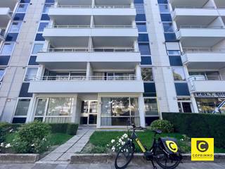 <p><span>Gelijkvloers appartement met 2 slaapkamers en terras!</span></p><p><span>Gelegen op de Fruithoflaan met diverse winkels in dichte nabijheid en openbaar vervoer op wandelafstand.</span></p><p><span> </span></p><p><span>Het appartement heeft de volgende indeling:</span></p><p><span> </span></p><p><span>Inkomhal</span></p><p><span>U betreedt het appartement via de ruime inkomhal. Deze heeft een ruime vestiaire kast, een bergruimte en geeft toegang tot de andere kamers van het appartement.</span></p><p><span>Ook kan u hier het apart toilet terugvinden.</span></p><p><span> </span></p><p><span>Leefruimte en keuken</span></p><p><span>Via de glazen deur kom je binnen in de lichtrijke living met als eyecatcher de sierhaard.</span></p><p><span>Dankzij de grote raampartijen heb je een leuk zicht op de voortuin en de Fruithoflaan.</span></p><p><span>De aparte keuken is voorzien alle nodige comfort zoals een afwasmachine, kookplaat, koelkast en vriezer, dubbele lavabo en oven.</span></p><p><span> </span></p><p><span>Slaapkamers en badkamer</span></p><p><span>Er zijn 2 volwaardige slaapkamers aanwezig die aan de achterzijde gelegen zijn wat voor ultieme rust zorgt. Via de grotere slaapkamer kan je ook direct de badkamer bereiken.</span></p><p><span>Via de andere slaapkamer heb je toegang tot het terras dat ook achteraan gelegen is.</span></p><p><span>De badkamer is voorzien van een lavabo met meubelkast, aansluiting voor uw wasmachine en een ruim ligbad.</span></p><p><span> </span></p><p><span>Huurprijs en beschikbaarheid:</span></p><p><span>Huurprijs: €1.100,00/ maand</span></p><p><span>Maandelijkse kosten: €220,00 /maand - verbruik centrale verwarming en water inbegrepen + gemeenschappelijke kosten</span></p><p><span>Beschikbaar: 1/09/2026</span></p>