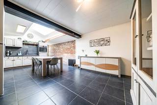 We Invest Mons vous propose cette charmante maison d’habitation idéalement située à proximité de toutes les commodités.Les travaux essentiels ont...