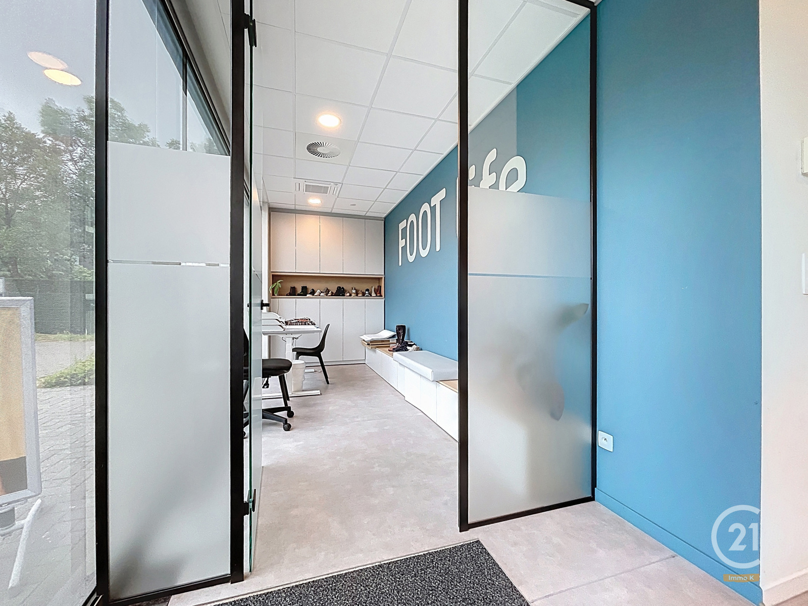 Commercieel gelegen handelsgelijkvloers met 3 privé-parkings - foto 4