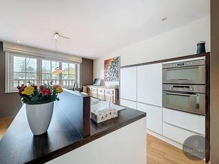 Dit mooie gelijkvloersappartement biedt een perfecte balans tussen comfort en stijl, gelegen op een ideale locatie in Knokke-Heist. Het Zegemeer, diverse winkels, gezellige restaurants en het strand bevinden zich op wandelafstand. De ruime en lichte woonkamer, met grote ramen, creëert een open en uitnodigende sfeer. De aangrenzende, moderne keuken is uitgerust met een kookeiland en hoogwaardige toestellen, wat het de ideale plek maakt voor gezellige etentjes.<br /><br />Het appartement beschikt over twee ruime slaapkamers. De eerste slaapkamer heeft een eigen badkamer, smaakvol afgewerkt met dubbele wastafel en een ligbad. De tweede slaapkamer heeft een aparte douchekamer en dressing, wat zorgt voor extra privacy en comfort.<br /><br />Een van de hoogtepunten van het appartement is het zonneterras, een heerlijke buitenruimte die uitermate geschikt is voor ontspanning, van een rustige ochtend tot een lange zomerse avond. Verder is er een private kelderruimte die extra opbergruimte biedt, wat altijd handig is, vooral aan de kust. Hoewel er geen garage aanwezig is, is er altijd voldoende parkeergelegenheid in de omgeving.<br /><br />Een volledig instapklaar appartement op een toplocatie die comfort en gemak biedt voor een zorgeloos leven aan de kust!