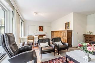 Roeselare – Prachtig ingericht appartement met 2 slaapkamers, bureel en zonnig terras<br /><br />Op een uitstekende ligging nabij het station van Roeselare vinden we dit <strong>bijzonder aangename appartement </strong>op de 4de verdieping. Een ruime woonplek van ca. 100 m², waar comfort, licht en een doordachte inrichting mooi samenkomen.<br /><br />Bij het binnenkomen valt meteen de ruime en verzorgde inkomhal op, met toegang tot het gastentoilet en de verschillende leefruimtes. De<strong> lichtrijke living </strong>is zonder twijfel het hart van het appartement. Dankzij de twee grote schuiframen geniet je hier van <strong>bijzonder veel licht</strong> en een mooi zicht op het aangename terras van ca. 15 m² – <strong>een heerlijke plek om buiten te zitten</strong>.<br /><br />De keuken is ingericht met een kwalitatieve <strong>Obumex-keuken</strong> en sluit praktisch aan op een ruime berging. Verder beschikt het appartement over <strong>2 volwaardige slaapkamers én een afzonderlijk bureel,</strong> ideaal voor wie vandaag comfortabel van thuis uit wil werken.<br /><br />De badkamer is uitgerust met een douche en het appartement werd <strong>stijlvol en tijdloos ingericht</strong>. De vele vaste kasten zorgen bovendien voor bijzonder veel bergruimte en een rustige uitstraling.<br /><br />Ook technisch en energetisch zit dit appartement goed. De <strong>ramen werden recent vernieuwd</strong> en voorzien van zonnescreens. Het appartement beschikt over vloerverwarming, heeft een gunstig EPC en er is geen asbest.<br /><strong>Ook het gebouw zelf kreeg recent een volledige make-over</strong>. De gevelbekleding werd vernieuwd en ook de terrassen werden volledig aangepakt, waardoor het geheel opnieuw een moderne en verzorgde uitstraling heeft.<br /><br />Als extra comfort beschikt het appartement over een privéberging op -1 én een <strong>eigen staanplaats voor de wagen (niet inbegrepen in de prijs)</strong><br /><br />Een bijzonder compleet appartement op een centrale ligging, met veel licht, ruimte, kwalitatieve afwerking en een heerlijk terras. Hier hoef je eigenlijk alleen nog maar je koffers uit te pakken.<br />Deze prijs is een richtprijs, elk bod wordt voorgelegd aan de eigenaars. <br /><br />Bel ons nu op voor bezichting : 051/62 40 40<br /><br /><br /> 