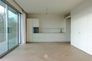 <p><span>GHENT</span><span>- </span><span>Bijlokehof 4</span><span>: Vous êtes à la recherche d'un </span><span>appartement exceptionnel nouvellement construit avec</span><span> une belle vue sur le parc de la Bijloke </span><span>à louer à Gand ?</span><span> Ce bien est peut-être fait pour vous.</span></p><p><span> </span></p><p><span>Les principaux atouts en bref :</span></p><ul><li><span>Projet de construction neuve très bien achevé </span></li><li><span>Terrasse spacieuse avec vue sur le parc de la Bijloke et l'ancienne église de la Bijloke</span></li><li><span>Hauts plafonds avec rideaux sur mesure</span></li><li><span>Armoires encastrées</span></li><li><span>Cave spacieuse incluse, point d'électricité fourni</span></li><li><span>Possibilité de louer des places de parking souterrain supplémentaires à €120/mois + 30 frais généraux</span></li></ul><p><span> </span></p><p><span>Disposition :</span></p><p><span>Hall d'entrée avec armoires encastrées, espace de vie avec cuisine ouverte entièrement installée, 2 chambres spacieuses avec armoires encastrées, 2 salles de bains dont 1 avec baignoire et 1 avec douche à l'italienne, toilettes séparées et débarras.</span></p><p><span> </span></p><p><span>Domicile obligatoire.</span></p><p><span>Loyer : € 150 + € 175 provision pour l'entretien des parties communes et la consommation privée de chauffage. L'électricité et l'eau sont à payer séparément.</span></p><p><span> </span></p><p><span>Contactez l'agence immobilière Axel Lenaerts pour une visite des lieux via notre site web.</span></p>