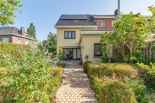 Welkom in deze goed onderhouden woning. De woning is gelegen op een rustige straat en heeft 5 slaapkamers.Bij binnenkomst komen we eerst in de...