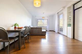 Dit appartement van ±58 m² (EPB) is ideaal gelegen in Sint-Lambrechts-Woluwe, in het hart van de zeer gewilde wijk Roodebeek, op een steenworp afstand van het park, de kerk, het openbaar vervoer en alle voorzieningen, en geniet daarmee van een toplocatie. Het appartement bevindt zich op de 2e verdieping van een goed onderhouden flatgebouw uit 1980 en vormt een uitstekende kans, zowel als investering als voor eigen bewoning.<br /><br />Het beschikt over een ruime woonkamer van ±27 m² met open keuken die toegang biedt tot een terras van ±4 m², een aparte slaapruimte van ±13 m², een badkamer met wasruimte, een inkomhal met garderobe en een apart toilet. Een kelderruimte maakt het geheel compleet, terwijl een parkeerplaats tegen een meerprijs van 25.000 € wordt aangeboden.<br /><br />Het uitstekende EPC-label C+, dat nu al voldoet aan de energiedoelstellingen die het Brussels Gewest voor 2048 heeft vastgesteld, is een echte troef. Deze prestatie wordt met name ondersteund door een efficiënte collectieve verwarmingsinstallatie, uitgerust met gascondensatieketels (2013 en 2015), een warmtekrachtkoppelingssysteem en zonnepanelen die de gemeenschappelijke ruimtes van stroom voorzien. De elektriciteitsinstallatie voldoet aan de voorschriften en het appartement verkeert in uitstekende staat.<br /><br />Momenteel verhuurd voor 730 €/maand (+120 € aan servicekosten) tot maart 2027. 160 €/maand aan provisie voor servicekosten (gemeenschappelijke ruimtes, verwarming, warm en koud water).<br /><br />
<p><strong>Indeling</strong></p>
<ul>
<li>Appartement van ±58 m²</li>
<li>Entreehal met garderobe</li>
<li>Aparte toiletruimte</li>
<li>Ruime woonkamer van ±27 m² met open keuken</li>
<li>Slaapkamer / aparte slaapruimte van ±13 m²</li>
<li>Badkamer van ±4,5 m² met ruimte voor een wasmachine</li>
<li>Terras van ±4 m², toegankelijk vanuit de woonkamer</li>
<li>Kelder van ±3 m²</li>
<li>Parkeerplaats tegen meerprijs: <b>25.000 €</b></li>
</ul>
<p><b>Voorzieningen, vereniging van eigenaren & lasten</b></p>
<ul>
<li><b>EPB C+</b>, regionale energiedoelstelling 2048 behaald</li>
<li>Elektriciteit conform</li>
<li>Houten kozijnen met originele dubbele beglazing</li>
<li>Appartement in uitstekende staat – keuken en badkamer moeten worden gemoderniseerd</li>
<li>Gebouw uit 1980</li>
<li>Efficiënte collectieve verwarmingsinstallatie:</li>
<ul>
<li>gascondensatieketels (2013 en 2015)</li>
<li>warmtekrachtkoppeling</li>
<li>zonnepanelen die de gemeenschappelijke ruimtes van stroom voorzien</li>
</ul>
<li>Fietsenstalling</li>
<li>Afvalruimte</li>
<li>Voorziening voor servicekosten: ±160 €/maand inclusief gemeenschappelijke ruimtes, verwarming, warm water en koud water</li>
<li>Reservefonds: ±107 €/maand</li>
</ul>
<p><b>Informatie over de verhuur</b></p>
<ul>
<li>Appartement is momenteel verhuurd</li>
<li>Huurprijs: <b>730 €/maand</b></li>
<li>Voorziening voor servicekosten: <b>120 €/maand</b></li>
<li>Huurcontract loopt tot <b>maart 2027</b></li>
</ul>
<p><strong>Ligging</strong></p>
<ul>
<li>Sint-Lambrechts-Woluwe</li>
<li>Zeer gewilde wijk Roodebeek</li>
<li>Op een steenworp afstand van het park en de kerk van Roodebeek</li>
<li>Direct in de buurt van het openbaar vervoer</li>
<li>Snelle toegang tot de hoofdwegen</li>
<li>Winkels, scholen en alle voorzieningen in de buurt</li>
</ul>