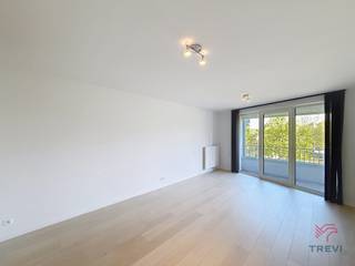 BRUSSEL – In het project "Canal Wharf", in de wijk Tour & Taxis, niet ver van de Gare Maritime, dicht bij vervoer en winkels, appartement met 1 slaapkamer op de 2e verdieping van circa 70m² woonoppervlakte bestaande uit een inkomhal met apart toilet, ruimte voor wasmachine, douchekamer (douche - wastafel), woonkamer van circa 25,5m² met toegang tot het terras van circa 8m², halfopen keuken volledig uitgerust (oven, kookplaten, afzuigkap, koelkast/vriezer, vaatwasser), slaapkamer van circa 15,5m² met toegang tot het terras van circa 8m². Voorschot op lasten van 160€/maand (warm water, verwarming, gemeenschappelijke delen). EPC B+. Vrij vanaf 01/03/2026. Afmetingen worden louter ter informatie gegeven.