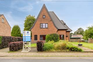 FOR SALE: Spacious house with 4 bedrooms in Houthalen!This spacious family home in Houthalen offers many possibilities and combines updated spaces...