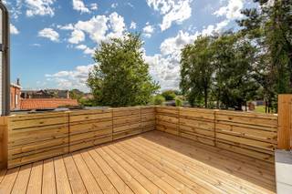 <p>Appartement en duplex superbement rénové à Ekeren-Donk.<br />Rénovation complète et économe en énergie avec des matériaux haut de gamme.<br />À quelques pas des commerces, des écoles et des transports en commun.<br />Agencement : V1 : très grand salon avec parquet à chevrons, cuisine ouverte entièrement équipée avec tous les appareils électroménagers, WC invités ; V2 : salle de bains avec douche à l'italienne pratique et espace pour la machine à laver, 2 chambres.<br />Atouts : sans amiante, installation électrique conforme, EPC « A » (panneaux solaires privatifs inclus), compteurs individuels –> charges communes peu élevées<br />Cave de rangement incluse </p>