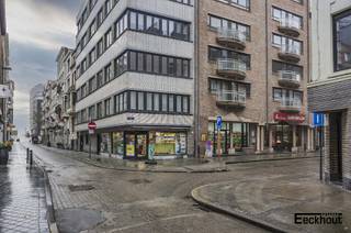 Ideaal, centraal gelegen handelsruimte met bureau- of keukenruimte, toilet en grote kelder. Ideaal voor verkoop, kantoor of vrij beroep.Dit...