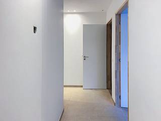 In het charmante Deurle, deelgemeente van Sint-Martens-Latem, bevindt zich dit prachtig afgewerkte gelijkvloerse nieuwbouwappartement waar hedendaagse architectuur, ruimte en wooncomfort harmonieus samenkomen.<br />De lichtrijke en royale leefruimte vormt het hart van het appartement. Grote raampartijen zorgen voor een aangename lichtinval en creëren een mooie verbinding met het terras. De stijlvolle open keuken is volledig uitgerust met kwalitatieve inbouwtoestellen en sluit naadloos aan bij de leefruimte.<br />Het appartement beschikt over drie volwaardige slaapkamers, een comfortabele badkamer met dubbele wastafel en toilet, een afzonderlijke douchekamer en een gastentoilet. De doordachte indeling en verfijnde afwerking zorgen voor een aangename woonbeleving, waarbij esthetiek en functionaliteit hand in hand gaan.<br />Ook op het vlak van energiezuinigheid en duurzaamheid biedt dit appartement alle hedendaags comfort. Een warmtepomp, vloerverwarming, zonnepanelen en een ventilatiesysteem type D dragen bij aan een aangenaam binnenklimaat en een energiezuinige woonomgeving.<br />Het noordoostelijk georiënteerde terras nodigt uit om in alle rust van het buitenleven te genieten. Twee privatieve parkeerplaatsen en een praktische fietsenberging vervolledigen het geheel.<br />Gelegen in een rustige, residentiële omgeving combineert deze eigendom het groene karakter van Deurle met een vlotte bereikbaarheid van Gent en de omliggende gemeenten.<br />Een bijzonder aantrekkelijk appartement voor wie op zoek is naar stijlvol, comfortabel en energiezuinig wonen op een gegeerde locatie.
