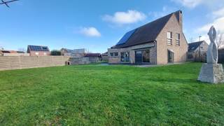 <br />Deze alleenstaande, energiezuinige villawoning geniet van een uiterst rustige ligging in de Vuurtorenwijk te Oostende,<br />in een residentiële buurt op wandelafstand van zee, strand en Oosteroever.<br /><br />Het ruime perceel van 834 m² biedt een bewoonbare oppervlakte van maar liefst 346 m².<br /><br />Bij aankomst beschikt u over een oprit voor twee wagens, voorzien van veiligheidspalen.<br />Via de inkomhal met gastentoilet betreedt u de woning.<br /><br />De gezellige, lichtrijke woonkamer met moderne schouw en haard vormt het hart van het huis.<br />Aansluitend vindt u een aparte, volledig ingerichte keuken met ruime eetplaats en praktische koele berging.<br /><br />Verder is er een wasplaats met bijkeuken en een garage met automatische poort (desgewenst opnieuw om te vormen tot één grote garage).<br /><br />Op de verdieping is er een royale nachthal, drie ruime slaapkamers, een apart toilet en een handige berging.<br /><br />De badkamer is uitgerust met een ligbad, douchecabine en dubbele wastafel.<br /><br />De zolder biedt extra bergruimte en is ideaal voor opslag.<br /><br />De woning is volledig onderkelderd, wat een enorme surplus aan mogelijkheden creëert: mancave, hobbyruimte, speelkamer… u kiest zelf!<br /><br />Rondom de woning ligt een verzorgde tuin, volledig omheind met panelen en een poortje.<br /><br />Aan de keuken bevindt zich een zuidwestgericht terras, perfect om te genieten van de avondzon. In de tuin zijn bovendien een tuinhuis en een klein zwembad aanwezig.<br /><br />Verder beschikt de woning over 22 zonnepanelen (EPC 166 – label B),<br />centrale verwarming op aardgas en triple beglazing.<br />De woning is asbestvrij.<br /><br />Bezoeken mogelijk na afspraak met kantoor.