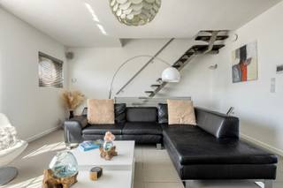 Op zoek naar een ruime en uitstekend onderhouden gezinswoning met veel mogelijkheden? Deze verzorgde bel-etagewoning in Wommelgem, gebouwd in 2005, biedt maar liefst 234 m² bewoonbare oppervlakte op een perceel van 344 m². De woning combineert royale leefruimtes met een inpandige garage, een prachtig aangelegde tuin en verschillende zonnige buitenruimtes. Op wandelafstand van Fort van Wommelgem en Kasteel Hulgenrode<br /><br />Op het gelijkvloers bevindt zich een ruime garage met plaats voor wagen, fietsen en extra bergruimte. Achterliggend werd een studio ingericht met slaapkamer en eigen badkamer. Vanuit deze ruimte heeft u rechtstreeks toegang tot de tuin die automatisch wordt geïrrigeerd. Ideaal voor een inwonend familielid, ouder kind, gastenverblijf of eventueel een zelfstandige activiteit aan huis.<br /><br />De eerste verdieping vormt het hart van de woning. Hier vindt u een ruime en lichtrijke woonkamer met op afstand bediende en geautomatiseerde verlichting binnen en buiten. De woning heeft vloerverwarming als hoofdverwarming en een design palletkachel voor sfeerwarmte in de woonkamer.<br />Aansluitend de eetkamer en open keuken. De keuken is volledig uitgerust met de nodige toestellen en biedt heel wat praktische opbergmogelijkheden. Vanuit de leefruimte heeft u toegang tot een ruim zonneterras met mooi zicht op de tuin.<br /><br />Op de tweede verdieping bevindt zich een ruime slaapkamer met aansluitende dressing. Dankzij de beschikbare ruimte kan de dressing worden opgesplitst tot een extra afzonderlijke slaapkamer. Verder is er een zeer ruime badkamer, uitgerust met ligbad met douche, dubbele lavabo en toilet.<br /><br />Ook buiten heeft deze woning heel wat te bieden. De prachtig aangelegde tuin vormt een groene en verzorgde buitenruimte waar het heerlijk vertoeven is. Aansluitend aan de woning bevindt zich een aangenaam zonneterras. Achteraan in de tuin vindt u bovendien een praktisch tuinhuis en een sfeervolle loungeruimte: de ideale plek om in alle rust te ontspannen en te genieten van lange zomeravonden.<br /><br />Troeven:<br /><br />- Bel-etagewoning uit 2005<br />- Ca. 234 m² bewoonbare oppervlakte<br />- Perceel van 344 m² met automatische irrigatie van tuin en terrassen.<br />- Studio met slaapkamer en badkamer op het gelijkvloers<br />- Lichtrijke woonkamer en eetkamer met de op afstand bediende en geautomatiseerde verlichting binnen en buiten vloerverwarming en palletkachel.<br />- Volledig uitgeruste open keuken met veel bergruimte<br />- Ruim zonneterras met zicht op de tuin<br />- Prachtig aangelegde tuin<br />- Extra terras, tuinhuis en gezellige loungeruimte<br />- Flexibele indeling met diverse mogelijkheden <br /><br />Een verrassend ruime en veelzijdige woning waar comfortabel wonen, een praktische indeling en aangenaam buitenleven perfect samenkomen. De afzonderlijke studio, royale leefruimtes en prachtig ingerichte tuin maken deze woning bijzonder aantrekkelijk voor gezinnen die nét dat beetje extra ruimte zoeken.<br /><br />Absoluut een bezoek waard!