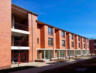 Deze hedendaagse stadswoning in Hof Berlamuze werd zorgvuldig ontworpen met oog voor detail, architectuur en wooncomfort.<br />Hoogwaardige afwerkingen, een doordachte indeling en grote raampartijen zorgen voor een aangename en lichtrijke leefomgeving, met een mooi contact met het groen rondom.<br /><br />Met een prijs vanaf € 575.000 biedt deze woning een aantrekkelijke combinatie van comfort, kwaliteit en tijdloze architectuur. Ideaal voor wie op zoek is naar een duurzame en stijlvolle thuis in de stad.<br /><br />De architectuur van de woning sluit harmonieus aan bij haar omgeving. Het gebruik van natuursteen en karaktervolle bakstenen, geïnspireerd op de historische gebouwen van de Berlarij, geeft de woning een warme en authentieke uitstraling, zonder in te boeten aan moderniteit.<br /><br />Dankzij de centrale ligging in de binnenstad van Lier bevinden de Grote Markt, het Zimmerplein, winkelstraten en het stadspark zich op wandelafstand. Ook scholen, horeca, supermarkten en groenvoorzieningen liggen in de directe omgeving, wat zorgt voor een levendige en aangename wooncontext.<br /><br />Deze stadswoning is de perfecte match voor wie modern wooncomfort wil combineren met karakter, rust en een uitstekende bereikbaarheid.<br /><br />Interesse of wens je meer informatie?<br />Contacteer ons vrijblijvend via 03 337 50 70.