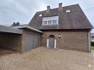 Contact: Wendy VANAF 10u tot 21u ook in het weekend op 0476 85 12 24 of <br />via wendydedapper1@telenet.be GEEN IMMO<br /><br />Prachtige instapklare villa in het residentieel dorpscentrum in De Pinte. <br />Deze karaktervolle woning ligt centraal op wandelafstand van scholen, winkels, openbaar vervoer (trein/bus). Een echte topligging. <br />Grondoppervlakte 698m².<br />De bewoonbare oppervlakte is 212m².<br />2 ruime slaapkamers maar mogelijkheid om naar 3/4 slaapkamers te gaan mits verplaatsen van trap en verbouwing.<br /><br />De EPC-score is C en vereist geen renovatieverplichting. <br />Het asbest attest is een 000-attest. <br />Elektriciteitskeuring is gebeurd.<br /><br />Het gelijkvloers heeft een royale inkomhal met trapzaal, een erker, hallkast en apart toilet. De lichtrijke woonkamer heeft een pellet-kachel en elektrische rolluiken. Er is in de woonkamer ook een erker. Aan het terras (14.5m²) naast het salon is er een elektrische zonneluifel voorzien.<br /><br />Achteraan de woning is de goed geïnstalleerde keuken met aansluitend een ruime veranda met zicht op de tuin. Aan de veranda ligt een ruim zuid-gericht terras (17.5m²). De veranda is voorzien van elektrisch bediende zonneschermen. Ook mogelijkheid tot het plaatsen van gordijnen (reeds voorzien in constructie veranda)<br /><br />Vanuit de keuken komt u in de ruime inpandige garage. <br /><br />Tevens is er een ruime droge kelder die heel veel opbergruimte biedt.<br /><br />Op het eerste verdiep bevinden zich 2 heel ruime slaapkamers waarvan 1 met een ingemaakte kast. Er is een zeer recente badkamer met bad, douche, toilet en lavabo. <br /><br />Op het tweede verdiep is de ruimte ingedeeld in 3 aparte delen. <br />Goed voor hobbyruimte, werkruimte, studeerruimte of slaapruimte enz...<br /><br />De aangelegde tuin heeft een ruim tuinhuis. <br />Rondom de woning is er recent een nieuw terras aangelegd.<br />Vooraan de woning is er een ruime oprit met carport. <br /><br />TROEVEN: EPC label C, Energielabel:290kWH, Asbestattest 0/0/0/, <br />geen overstromingsrisico, centrale verwarming op aardgas met recente ketel (2022), waterontharder. In 2004 wer<br />