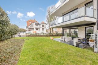 In de Lejeunelaan te Koksijde vindt u dit ruime gelijkvloers appartement (97 m²) te koop met een groot zongericht terras (27 m²) en tuin...