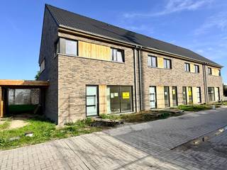 <p>Nog 7 energiezuinige woningen.<br /><br />Prijzen vanaf 317.000€ (excl. kosten) - 362.000€ (excl. kosten). Grond oppervlakte vanaf 139m2 - 364m2. <br /><br />Nog keuze uit halfopen tot gesloten bebouwing met 2 bouwlagen.<br /><br />Lot 2 - 5 volledig afgewerkt en klaar tegen eind dit jaar.<br /><br />Bijzondere aandacht gaat uit naar een veilige, groene en rustige leefomgeving.<br /><br />Bepaal zelf de finishing touch van jouw droomhuis, met inspraak in de afwerking.<br /><br />Ervaar de mogelijkheden in onze modelwoning, beschikbaar na afspraak.<br /><br />Meer informatie? <br />Info@yess-vastgoed.be - 050 / 33 59 03</p>