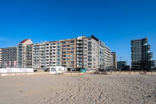 Op de 8ste verdieping van residentie Zeezwaluw bevindt zich dit verzorgd appartement met een prachtig frontaal zicht op zee.<br /><br />De leefruimte geniet van veel natuurlijke lichtinval dankzij de grote raampartijen en biedt een mooi uitzicht over het strand en de zee. Aansluitend bevindt zich de ingerichte keuken.<br />Het appartement beschikt over twee volwaardige slaapkamers aan de achterzijde, beide met toegang tot een balkon. Verder is er een badkamer met ligbad en wastafel, een afzonderlijk toilet en een praktische berging met aansluiting voor wasmachine en droogkast.<br /><br />Dankzij de ligging op de 8ste verdieping geniet u van een open zicht zowel voor- als achteraan het appartement.<br /><br />Gelegen op een centrale locatie op de Zeedijk tussen het Heldenplein en de Parkstraat, met winkels, horeca en openbaar vervoer op wandelafstand.<br /><br />Interesse? Wij geven u graag meer informatie of leiden u met plezier rond tijdens een bezoek.