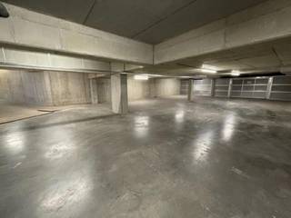 In het centrum van Kontich bieden wij 5 ondergrondse autostaanplaatsen te huur aan voor € 100,00 per maand per staanplaats. Afmetingen 280/500...