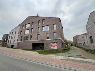 Deze casco ruimte biedt volledige vrijheid qua inrichting en is perfect geschikt voor kantoren, handelszaken of vrije beroepen. <br /><br />Het project bevindt zich op een toplocatie, op slechts enkele minuten wandelafstand van de Markt van Gavere – ideaal voor commerciële doeleinden!<br /><br />Eveneens mogelijk om een ruime berging bij aan te kopen (B35), prijs € 18.000 excl. kosten.<br /><br />Neem contact met ons op om de mogelijkheden te bespreken.