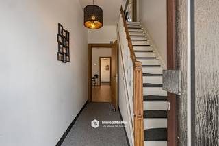 Halfopen bebouwing met 3 slaapkamers, 2 badkamers en zonnige tuin te koop in Stekene!<br /><br />In de Oost-Eindeken 64 te Stekene vindt u deze charmante halfopen bebouwing uit 1954, die sinds 2023 gedeeltelijk werd gerenoveerd. De woning beschikt over een gunstig EPC-label C, 12 zonnepanelen, 3 slaapkamers, 2 badkamers en een mooie tuin op een perceel van 690 m².<br /><br />Troeven:<br />- Halfopen bebouwing<br />- 3 slaapkamers<br />- 2 badkamers<br />- EPC-label C<br />- 12 zonnepanelen<br />- Garage + 3 parkeerplaatsen<br />- Perceel van 690 m²<br />- Gedeeltelijk gerenoveerd sinds 2023<br /><br />Indeling:<br />Via de inkomhal komt u in de ruime leefruimte met veel lichtinval. Aansluitend bevindt zich de keuken, die directe toegang geeft tot de gelijkvloerse badkamer en het buitenterras. Zowel vanuit de keuken als de leefruimte heeft u een mooi zicht op de tuin.<br />Op de eerste verdieping bevinden zich 2 slaapkamers en een vernieuwde badkamer. Via een vaste trap bereikt u de tweede verdieping, waar de 3de slaapkamer is ingericht. Buiten geniet u van een grote zonnige tuin, een garage en meerdere parkeerplaatsen. Achteraan de woning zijn er nog 2 buitenstaanplaatsen voorzien en vooraan is er plaats voor een extra wagen.<br /><br /><br />Interesse? Bel 0470 89 18 34 of mail naar dario@immomamo.be