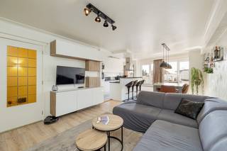 Op een gegeerde locatie in Borgerhout vinden we dit instapklare 2 slpk appartement met terras en kelderberging.<br /><br /><strong>Ligging:</strong><br />Het appartement is gelegen in de Helmstraat, een goed bereikbare buurt met alles binnen handbereik. U bevindt zich op korte afstand van winkels, openbaar vervoer, scholen en horecagelegenheden. Dankzij de vlotte verbindingen bent u snel in het stadscentrum en op de belangrijkste invalswegen.<br /><br /><strong>Indeling:</strong><br />Via de ruime inkomhal bereikt u alle vertrekken van het appartement. De lichtrijke en ruime woonkamer geniet dankzij de grote raampartijen van een overvloed aan natuurlijke lichtinval en biedt een aangename leefruimte. Het appartement werd gerenoveerd in 2014 en is doorheen de jaren verder vernieuwd.<br /><br />De open, volledig geïnstalleerde keuken werd vernieuwd in 2016 en sluit mooi aan op de leefruimte. Aansluitend aan de keuken bevindt zich een praktische berging.<br />Het appartement beschikt over twee zeer ruime slaapkamers, beide voorzien van grote ramen die zorgen voor veel natuurlijk licht. De badkamer is uitgerust met een ligbad en aansluitingen voor een wasmachine en droogkast. De badkamer werd gerenoveerd in 2014 en het aparte toilet in 2020<br /><br />Daarnaast zijn er nog twee extra bergingen aanwezig, wat zorgt voor heel wat praktische opbergruimte.<br /><br />Verder beschikt het appartement over een ruim terras van ca. 8 m² met noordoostelijke oriëntatie.<br /><br />Tot slot beschikt het appartement over een privatieve kelderberging.<br /><br /><strong>Troeven:</strong>
<ul>
<li>2 slaapkamers</li>
<li>Terras</li>
<li>Kelderberging</li>
<li>EPC B</li>
<li>Ligging</li>
<li>Instapklaar</li>
</ul>
Neem contact op voor een bezichtiging via 0483 51 30 01 of mail naar ruzanna@wellimmo.net.
