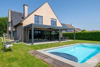 <strong>Droomt u van de ideale combinatie tussen landelijke rust en een vlotte bereikbaarheid? Immo Van Middelem stelt u graag deze ruime en lichtrijke villa (+/- 250 m²) voor, gelegen in een bijzonder rustige en groene omgeving, in een doodlopende straat nabij het centrum van Dilbeek.</strong> Deze woning is perfect voor gezinnen die op zoek zijn naar ruimte, comfort en een vleugje vakantiegevoel, terwijl scholen, winkels en openbaar vervoer zich vlakbij bevinden.<br /><br />De villa is opgedeeld in 2 niveaus: <br />- GELIJKVLOERS: inkomhal met apart toilet en vestiaire, lichtrijke leefruimte met grote raampartijen en directe toegang tot de tuin met ZWEMBAD en ruim overdekt terras, volledig ingerichte keuken met aansluitende wasplaats, inpandige garage met ruime berging; <br />- 1e VERDIEPING: ruime nachthal, bureau, 5 RUIME slaapkamers waarvan 1 met eigen badkamer alsook 2 afzonderlijke douchekamers, aparte WC;<br />- ZEER RUIME ZOLDER: 52 m², leidingen van water en elektriciteit werden reeds doorgetrokken, bereikbaar via trapladder. <br /><br />Comfort: alarmsysteem, laadpaal, alarmsysteem met camera’s; overdekt terras met ledverlichting en verwarming, verwarmd zwembad<br /><br />CV op stadsgas <br />EPC: 260 kWh/m².jaar - Label C (UC: 2201495)<br />Elektriciteit CONFORM tot 2051!<br />Asbestveilig. Vrij bij akte.