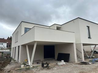 n urban villa appartement in het centrum van Menen, op een toplocatie dicht bij winkels en openbaar vervoer.<br /><br />Dit nieuwbouwappartement combineert hedendaags wooncomfort met een praktische indeling. Gelegen in Hof Gaston Boghemans, geniet u van een rustige woonomgeving met alle voorzieningen binnen handbereik. Het ruime terras van 29 m² biedt een aangename buitenruimte, ideaal om te ontspannen. De twee slaapkamers maken het appartement geschikt voor zowel koppels als kleine gezinnen.<br /><br />Belangrijkste ruimtes:<br />• Living met veel lichtinval en toegang tot het terras<br />• Moderne openkeuken met praktische indeling<br />• Twee comfortabele slaapkamers<br />• Badkamer met eigentijdse afwerking<br />• Parkeerplaats (€12 000)<br /><br />Troeven:<br />• Duurzame nieuwbouw<br />• zonnepanelen<br />• Centrale ligging in Menen<br /><br />Neem vandaag nog contact op met uw ERA-makelaar voor een bezoek.<br /><br />JOUW DROOMAPPARTEMENT. ZO GEVONDEN!
