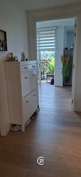 Recent en perfect onderhouden appartement uit 2016, gelegen op de tweede verdieping van een verzorgd gebouw met lift. Het appartement geniet van een rustige ligging aan de achterzijde van het gebouw. De aangename leefruimte beschikt over een open keuken en geeft rechtstreeks uit op een gezellig overdekt terras. Verder omvat het appartement een ruime slaapkamer met aansluitende dressing en een praktische douchekamer. Een ondergrondse autostaanplaats en een privatieve kelderberging zijn verplicht bij te kopen aan € 28.000. Er is eveneens een gezamelijke fietsenstalling. Het appartement is momenteel verhuurd en vormt daardoor een interessante investering. Nabij winkels, scholen en belangrijke verbindingswegen. EPC B (162)