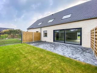BEZOEKMOMENT VRIJDAG 02 OKTOBER VAN 15U30 tot 16U30 (vooraf inschrijven via website of tel. 059/250 590). Ruime recente woning (2024) met inpandige garage op 193 m² gelegen te Houthulst. Deze ruime woning bestaat op het gelijkvloersverdiep uit een inkom met apart toilet, lichtrijke leefruimte met open totaal ingerichte keuken met keukeneiland, garage + wasplaats. Het verdiep is voorzien van 3 slaapkamers, een badkamer ingericht met douche en dubbel lavabomeubel en een apart toilet. Tevens is nog een zolderruimte aanwezig die kan aangewend worden als opslagruimte. Zeer ENERGIEZUINIGE woning, zonnepanelen aanwezig. De tuin is volledig omheind en aangelegd met grasmatten. Maandelijkse huurprijs: 925 euro. Beschikbaar vanaf 01/11/2026. E-peil: 31 (Ref. NI27840)