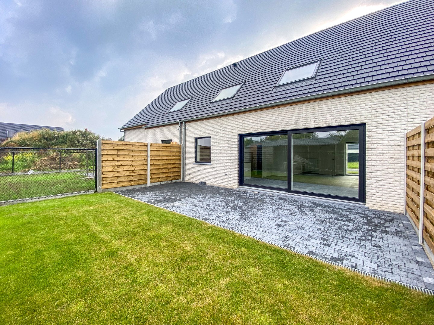 Ruime energiezuinige nieuwbouwwoning (2024) met inpandige garage op 193m² gelegen te Houthulst. - foto 3