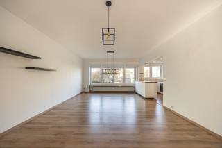 Modern wonen op een strategische locatie. Dit lichtrijke appartement ligt in een verzorgd gebouw, op een strategische locatie vlak bij...